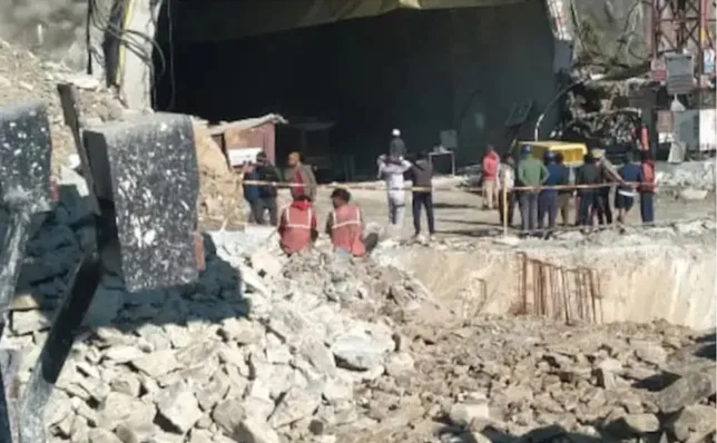 Hiện trường vụ sập đường hầm ở miền bắc Ấn Độ sáng 12-11. Ảnh: NDTV Hiện trường vụ sập đường hầm ở miền bắc Ấn Độ sáng 12-11. Ảnh: NDTV