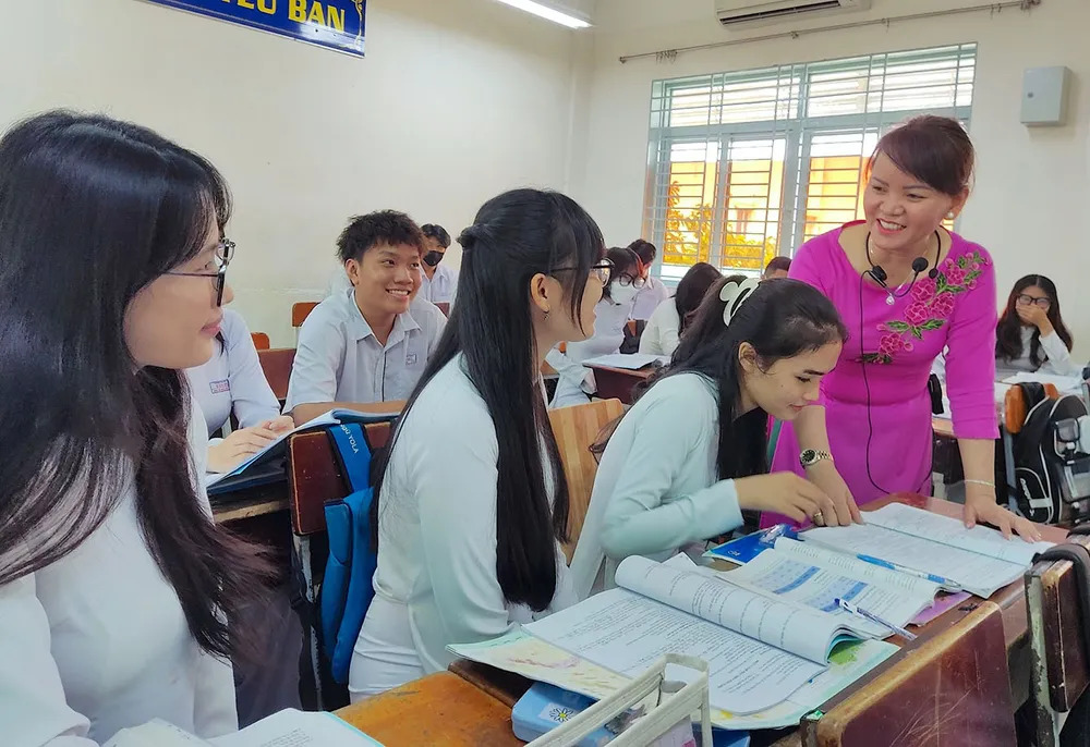 Cô Trịnh Thị Hạnh, Trung tâm GDNN-GDTX quận Tân Phú, trong giờ dạy tại lớp 12B15 Cô Trịnh Thị Hạnh, Trung tâm GDNN-GDTX quận Tân Phú, trong giờ dạy tại lớp 12B15