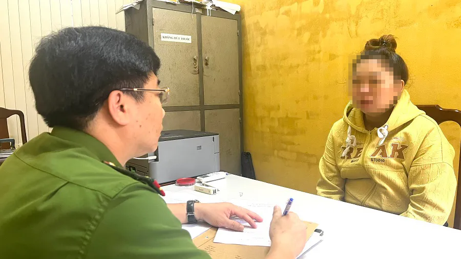 Hương khai báo hành vi phạm tội với công an