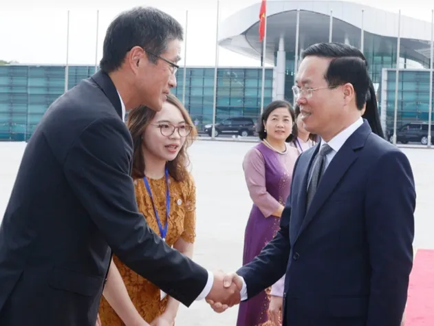 Đại biện, Phó đại sứ Nhật Bản tại Việt Nam Watanabe Shige ra tiễn Chủ tịch nước Võ Văn Thưởng và phu nhân tại sân bay Nội Bài. Ảnh: TTXVN