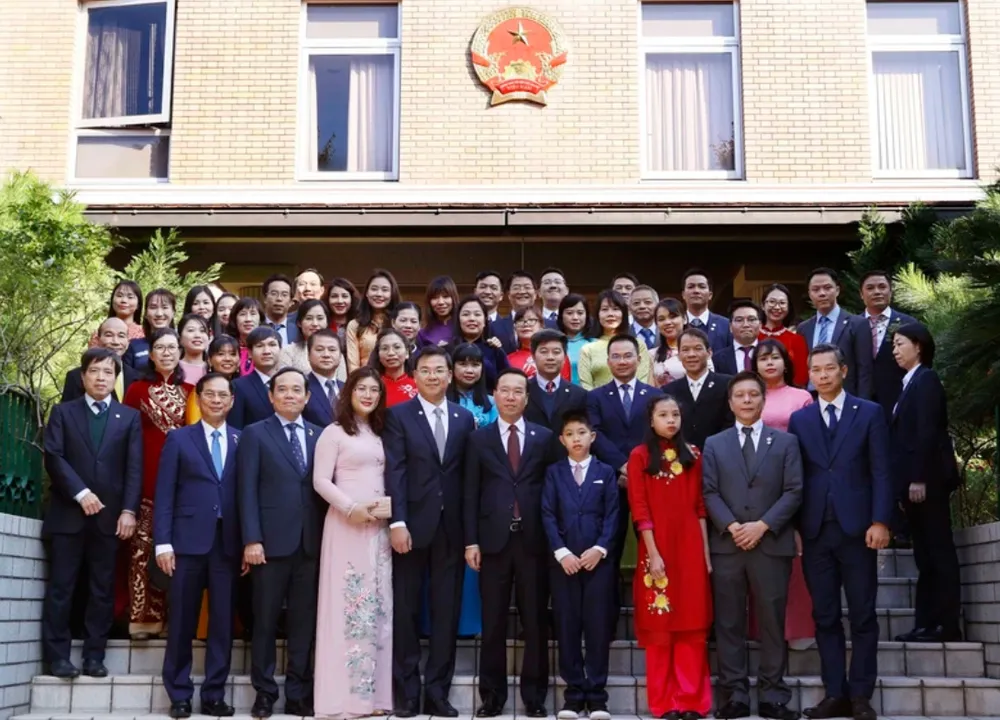 Chủ tịch nước Võ Văn Thưởng với cán bộ, nhân viên Đại sứ quán Việt Nam tại Nhật Bản. Ảnh: TTXVN Chủ tịch nước Võ Văn Thưởng với cán bộ, nhân viên Đại sứ quán Việt Nam tại Nhật Bản. Ảnh: TTXVN