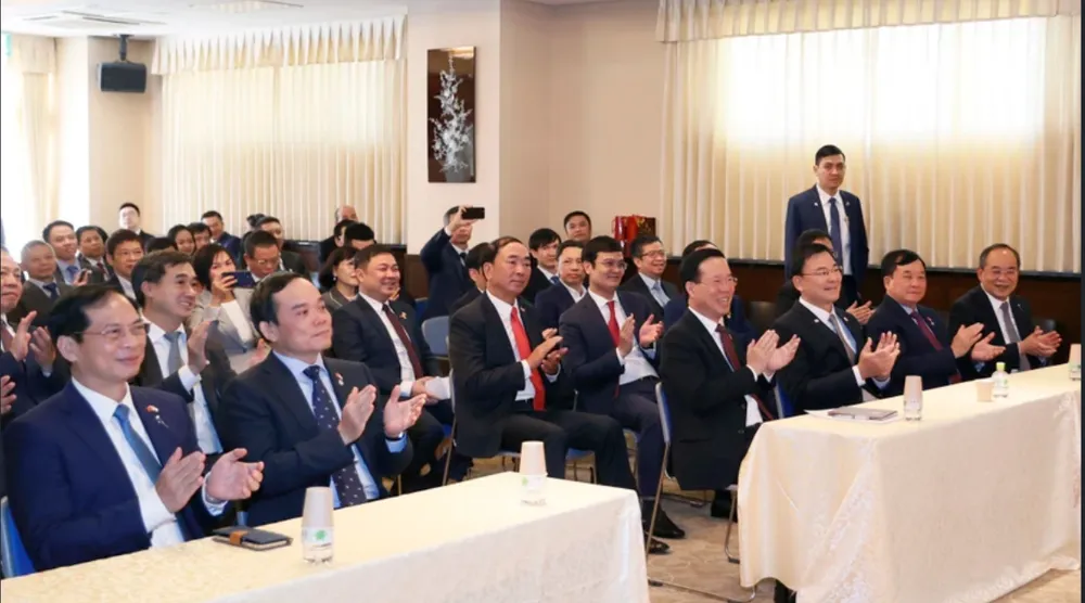 Chủ tịch nước Võ Văn Thưởng đến thăm, làm việc với cán bộ, nhân viên Đại sứ quán Việt Nam tại Nhật Bản. Ảnh: TTXVN Chủ tịch nước Võ Văn Thưởng đến thăm, làm việc với cán bộ, nhân viên Đại sứ quán Việt Nam tại Nhật Bản. Ảnh: TTXVN