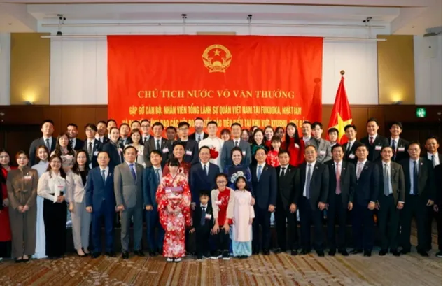 Chủ tịch nước Võ Văn Thưởng với cán bộ, nhân viên Tổng Lãnh sự quán Việt Nam tại Fukuoka và đại diện cộng đồng người Việt Nam tại khu vực Kyushu. Ảnh: TTXVN Chủ tịch nước Võ Văn Thưởng với cán bộ, nhân viên Tổng Lãnh sự quán Việt Nam tại Fukuoka và đại diện cộng đồng người Việt Nam tại khu vực Kyushu. Ảnh: TTXVN