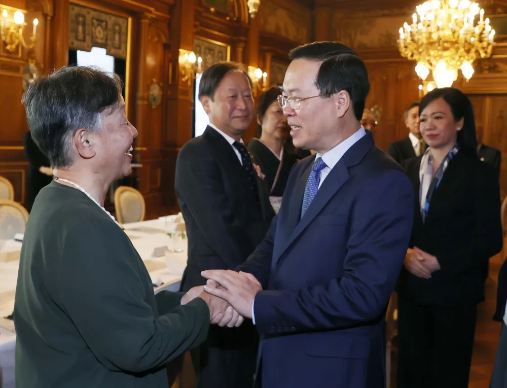 Chủ tịch nước Võ Văn Thưởng và phu nhân gặp gỡ đại diện gia đình homestay Nhật Bản. Ảnh: TTXVN