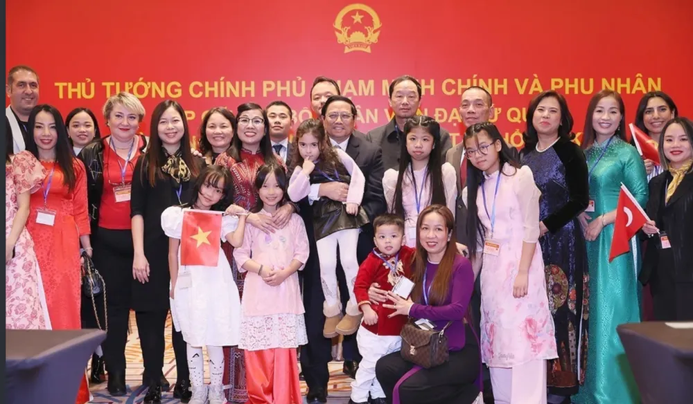 Thủ tướng Phạm Minh Chính và Phu nhân với cán bộ, nhân viên Đại sứ quán Việt Nam tại Thổ Nhĩ Kỳ. Ảnh: TTXVN