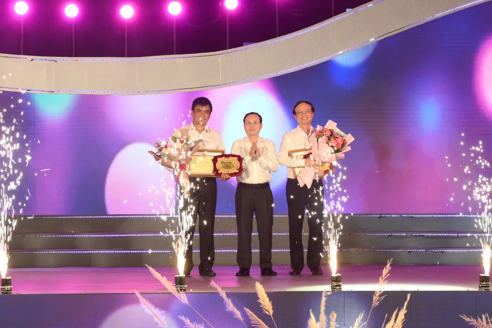 Bí thư Thành ủy TP Cần Thơ Nguyễn Văn Hiếu trao bằng khen của UBND TP Cần Thơ cho các đơn vị tham gia tổ chức và tài trợ chương trình kit-5581-3302.jpeg