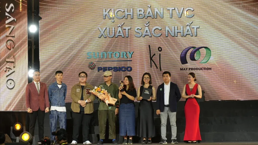 Đại diện ban tổ chức trao cho các đơn vị đạt giải