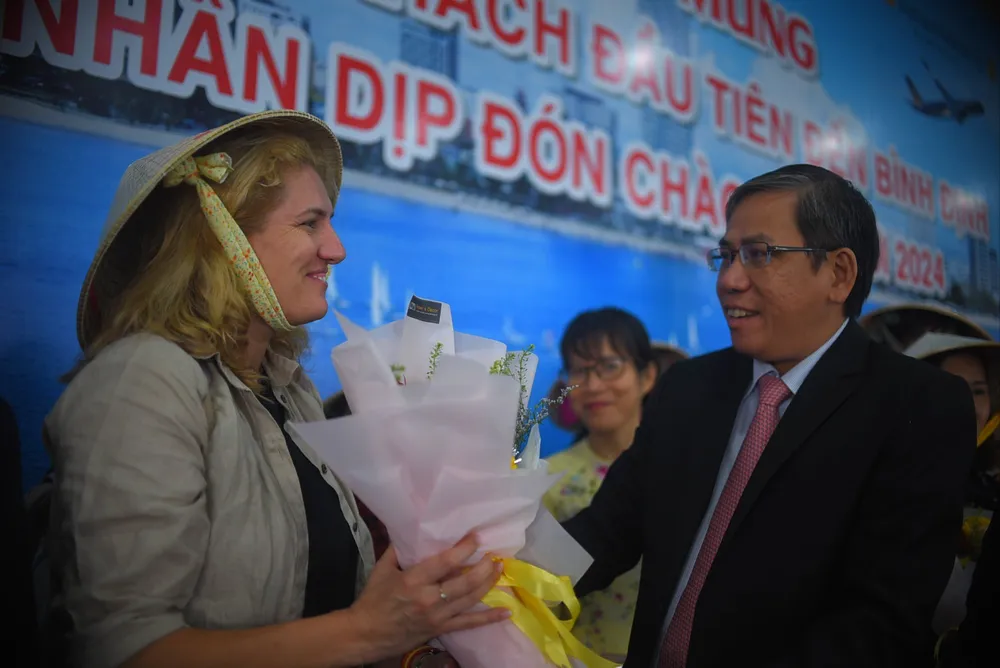 Lãnh đạo Sở TT-TT tỉnh Bình Định thăm, tặng hoa chúc mừng du khách đến Bình Định đầu năm. Ảnh: XUÂN HUYÊN z5029177656547-4e2cfce8eee1cbd16395317cd41b9e4e-2023-124.jpg