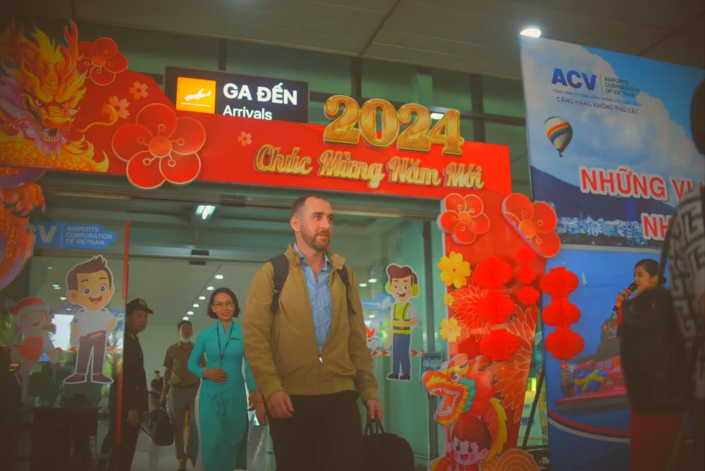Du khách nước ngoài ghé đến Bình Định du lịch đầu năm 2024. Ảnh: XUÂN HUYÊN z5029178064727-b60fd9bf49a3ce787dc00a897b5acdd8-8789-6491.jpg