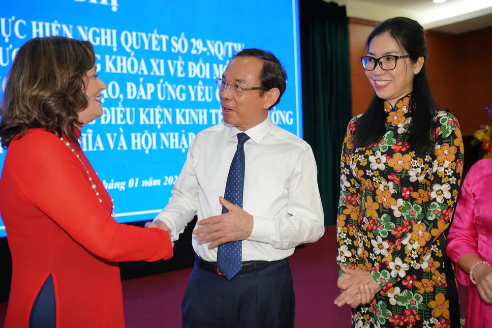 Bí thư Thành ủy TPHCM Nguyễn Văn Nên trao đổi với giáo viên tại hội nghị. Ảnh: HOÀNG HÙNG 9hh06215-613.jpg