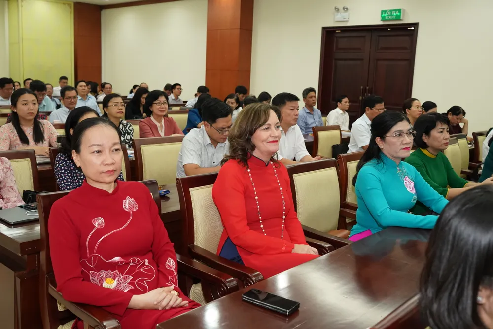 Các thầy cô dự hội nghị. Ảnh: HOÀNG HÙNG thay-co-tham-du-4417.jpeg