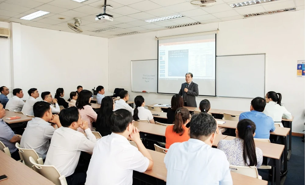 Một buổi học trong chương trình đào tạo Thạc sĩ Chính sách công hệ Điều hành cao cấp cho đội ngũ cán bộ TPHCM do Ban Tổ chức Thành ủy TPHCM phối hợp với Trường ĐH Kinh tế TPHCM tổ chức