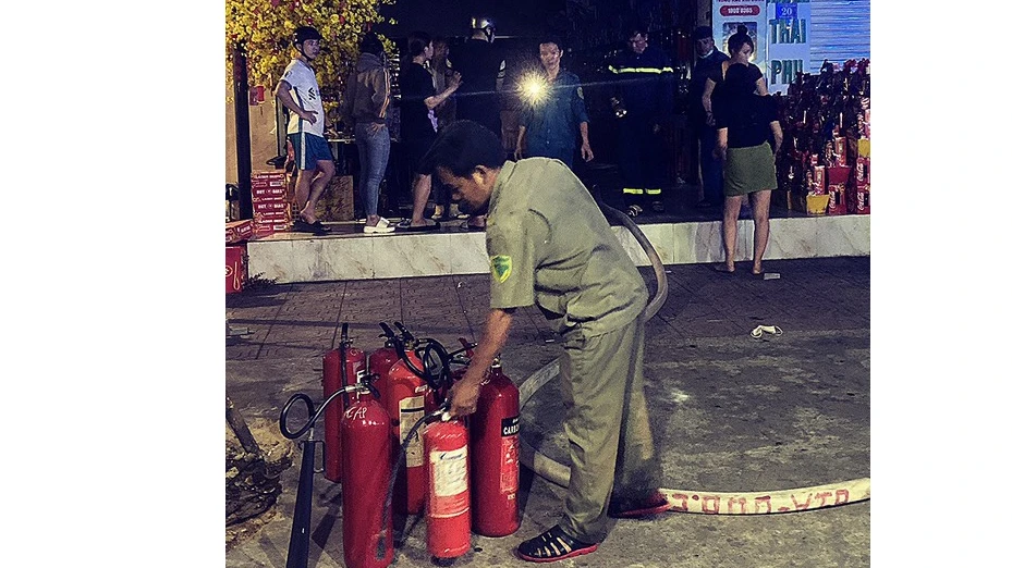 Bình Dương: Tổ liên gia phối hợp đưa 4 người trong đám cháy ra ngoài an toàn