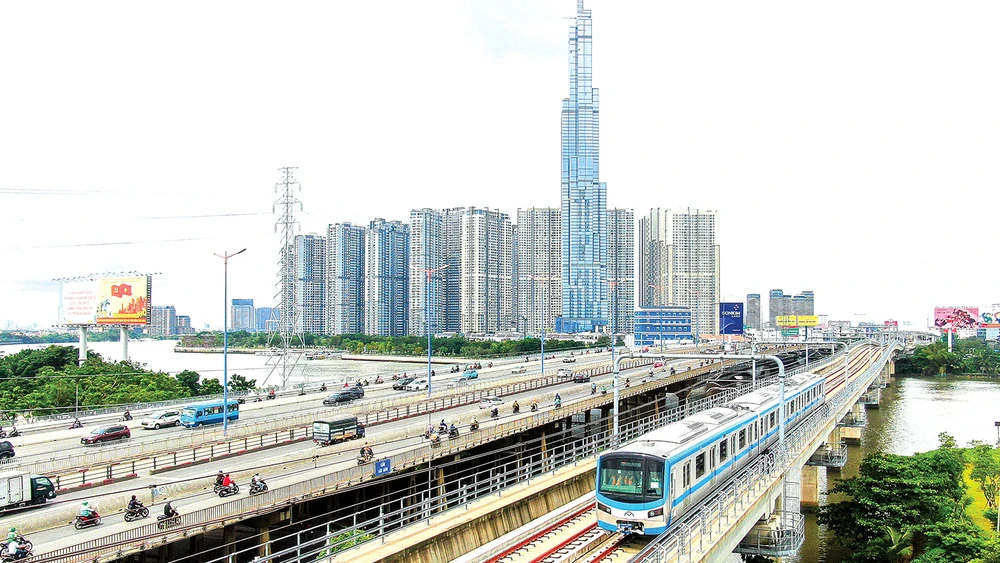 Chạy thử nghiệm tàu trên tuyến Metro số 1 (cầu Sài Gòn tiến về thành phố Thủ Đức). Ảnh: HOÀNG HÙNG