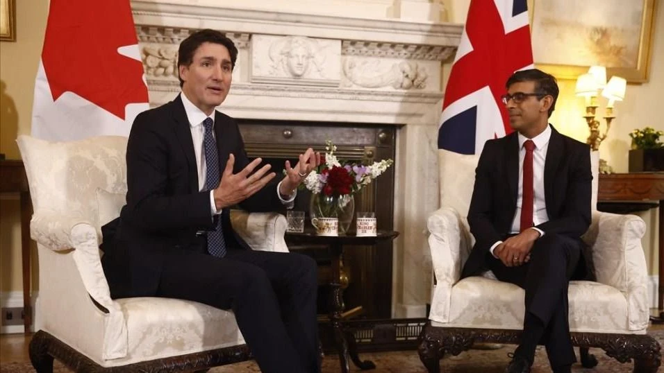 Thủ tướng Canada Justin Trudeau (trái) và Thủ tướng Anh Rishi Sunak (phải) tại cuộc gặp ở London, Anh, ngày 6/5/2023. Ảnh: AFP/TTXVN