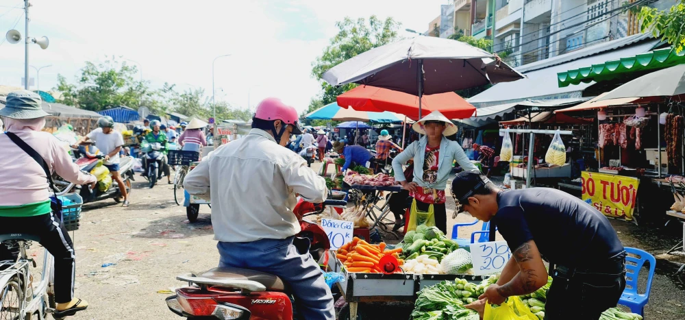 Khách mua hàng dọc “chợ tự phát” cách chợ đầu mối Hóc Môn khoảng vài chục mét. Ảnh: XUÂN TRƯƠNG