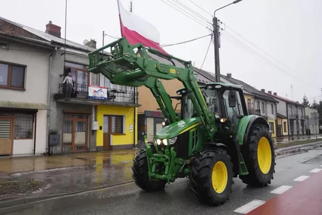 Nông dân ở Ba Lan bày tỏ sự thất vọng với các quy định của EU bằng cách tham gia vào cuộc biểu tình lái xe chậm với máy kéo trên đường ở Deblin, Ba Lan 