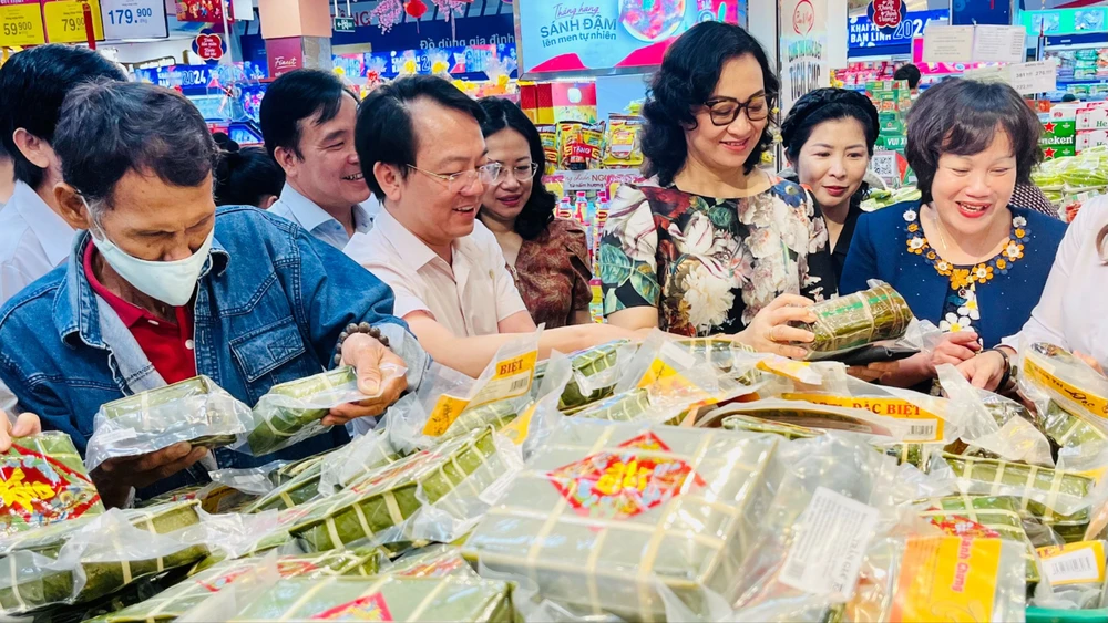Thứ trưởng Bộ Công thương Phan Thị Thắng cùng đoàn khảo sát công tác chuẩn bị hàng tết tại siêu thị Co.opmart Lý Thường Kiệt trưa 6-2 img-4923-5981-6833-9682.jpg