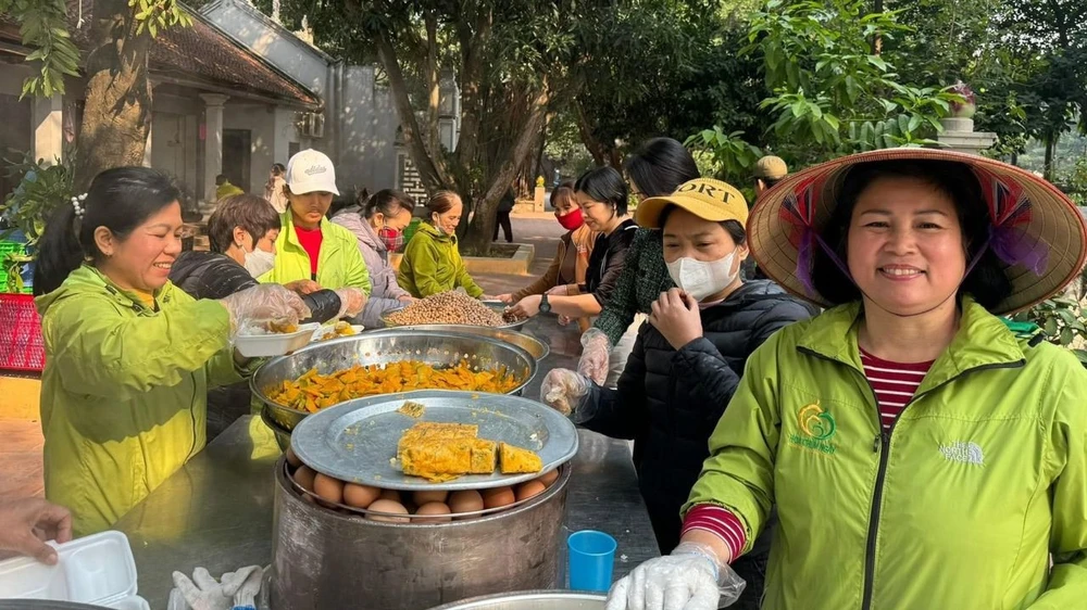 Các thành viên câu lạc bộ thiện nguyện Hoa chùm ngây chuẩn bị nấu ăn phục vụ bệnh nhân