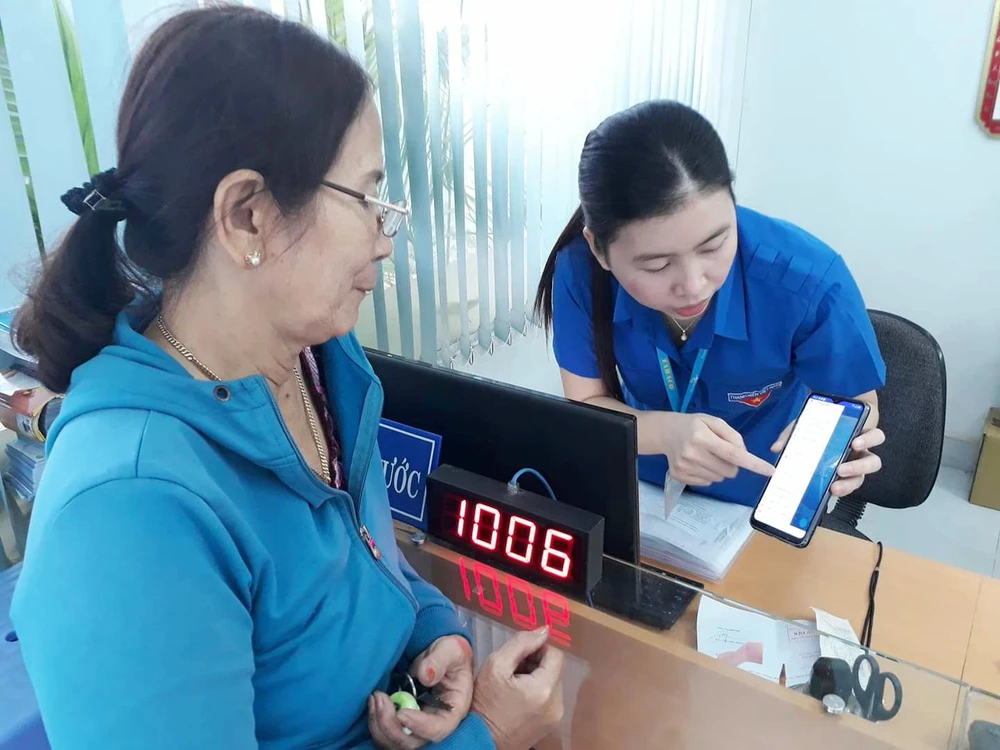Hướng dẫn người dân tại huyện Hóc Môn đăng ký sử dụng nước sạch trực tuyến xhh-7a-6573.jpg