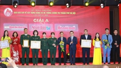 Phó Trưởng ban Tuyên giáo Trung ương Lê Quốc Minh và Phó Bí thư Thường trực Thành ủy Nguyễn Thị Tuyến trao giải cho các tác giả có tác phẩm đạt Giải A. Ảnh: VGP