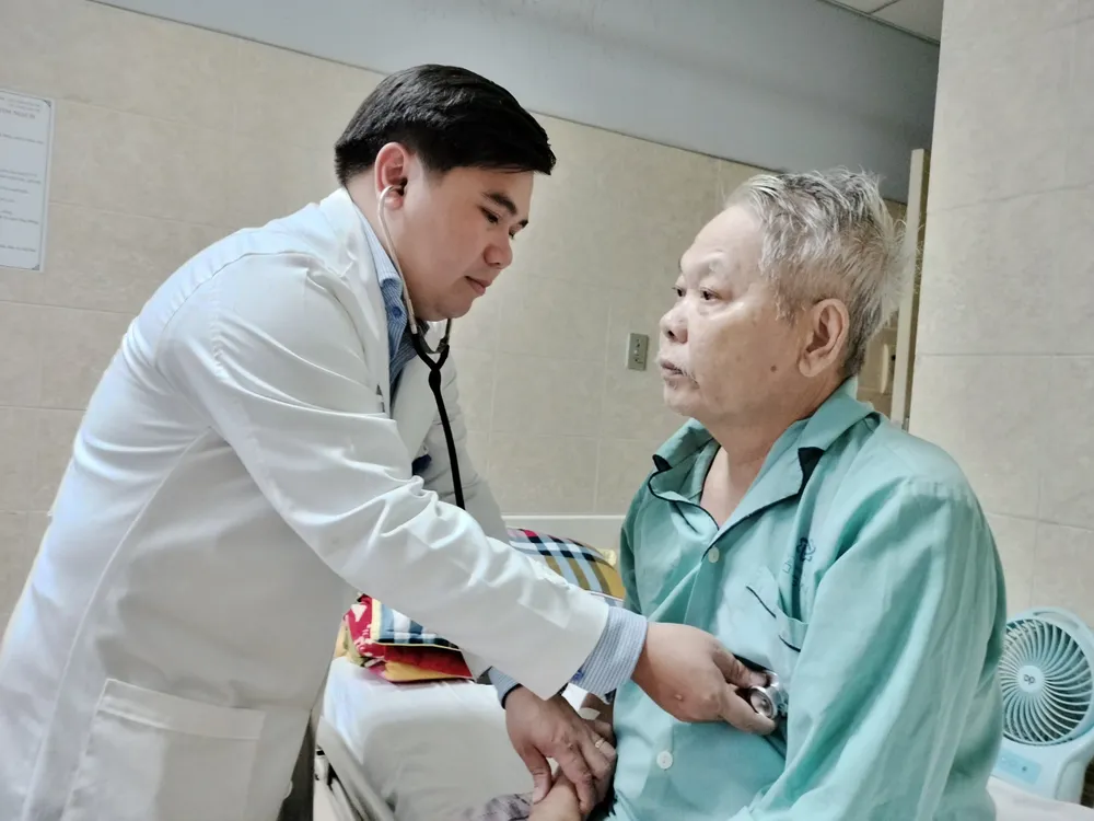 Bác sĩ Nguyễn Tất Trung kiểm tra sức khỏe bệnh nhân tim mạch tai Bệnh viện Đa khoa tỉnh Đồng Nai g5b-8878.jpg