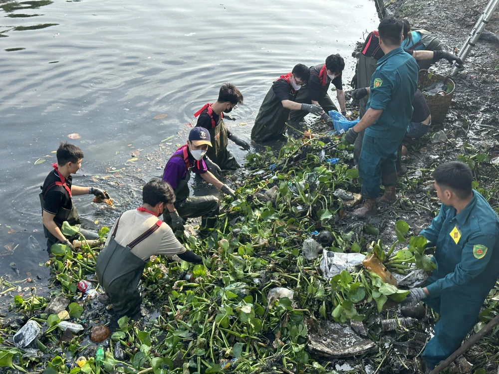 Các bạn trẻ làm sạch rạch Xuyên Tâm (quận Bình Thạnh, TPHCM) trong Ngày Chủ nhật xanh lần thứ 152