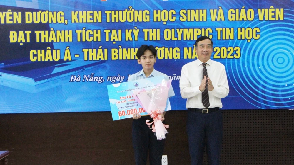 Đà Nẵng khen thưởng em Lê Ngọc Bảo Anh, học sinh lớp 12, Trường THPT chuyên Lê Quý Đôn đoạt huy chương đồng kỳ thi Olympic tin học châu Á - Thái Bình Dương năm 2023. Ảnh: XUÂN QUỲNH