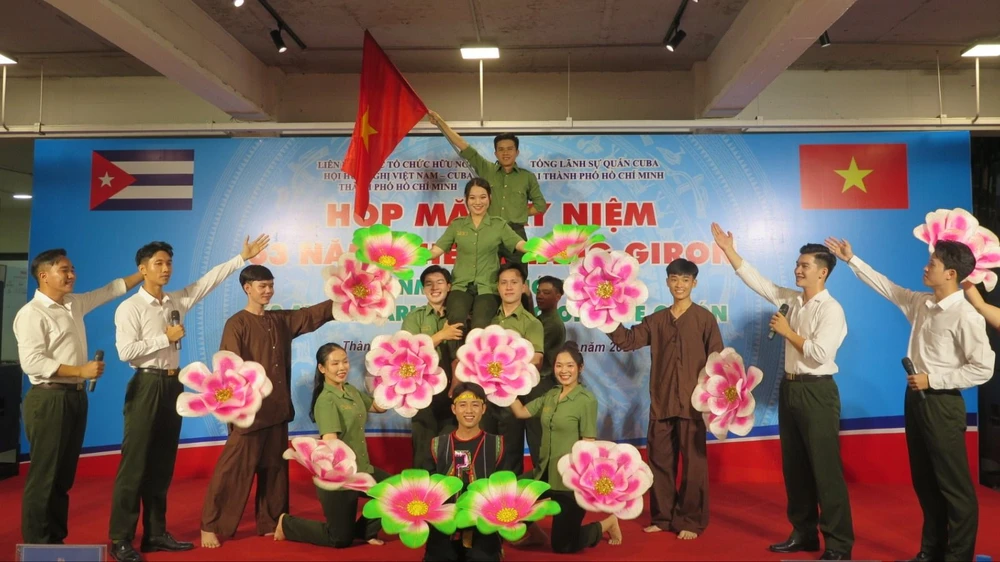 Tiết mục văn nghệ chào mừng kỷ niệm 63 năm Chiến thắng Giron. Ảnh: THUỴ VŨ