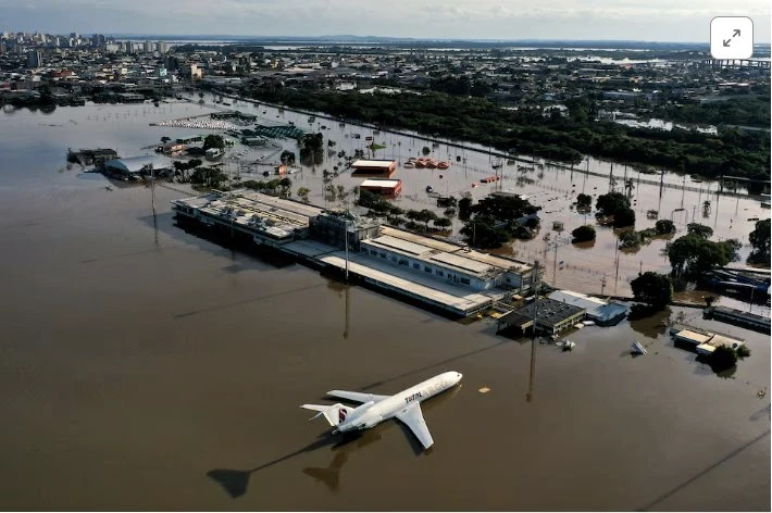 Một chiếc máy bay chở hàng tại sân bay Quốc tế Salgado Filho ở Porto Alegre, bang Rio Grande do Sul, Brazil, ngày 7-5. Ảnh: Reuters