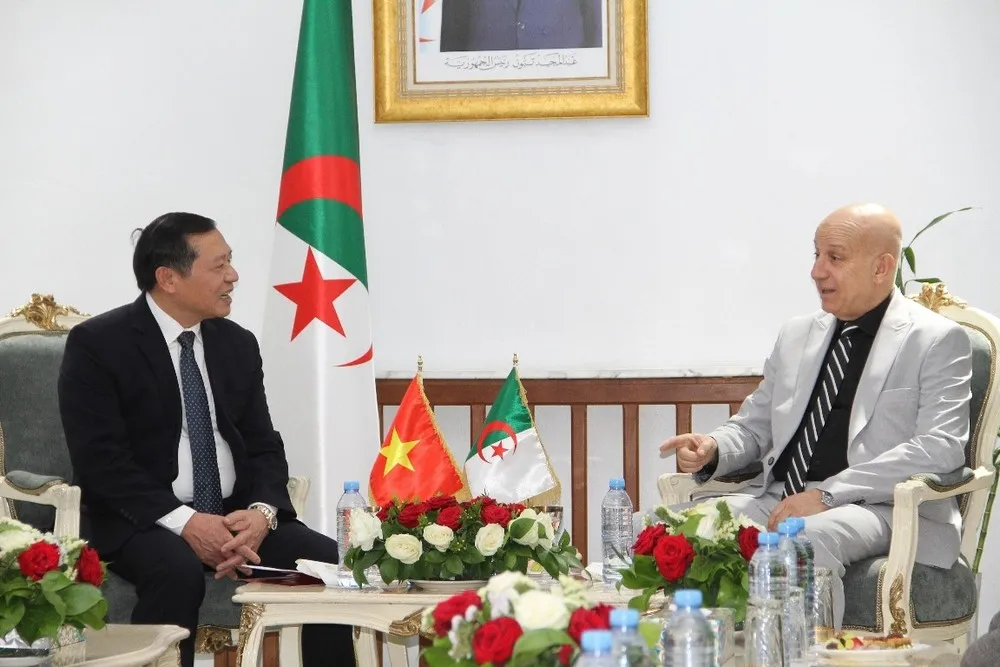 Ông Lại Xuân Môn gặp Tổng Bí thư Đảng Mặt trận giải phóng dân tộc Algeria (FLN) Abdelkrim Benmbarek ngày 15-5. (Ảnh: Trung Khánh/TTXVN) IMG_6224.jpeg