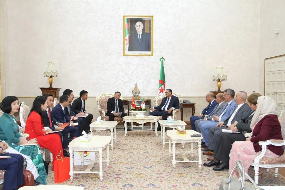 Đoàn công tác của Ban Tuyên giáo Trung ương gặp gỡ Nhóm Nghị sỹ Hữu nghị Algeria-Việt Nam tại trụ sở Quốc hội ngày 1-/5. (Ảnh: Trung Khánh/TTXVN) IMG_6225.jpeg