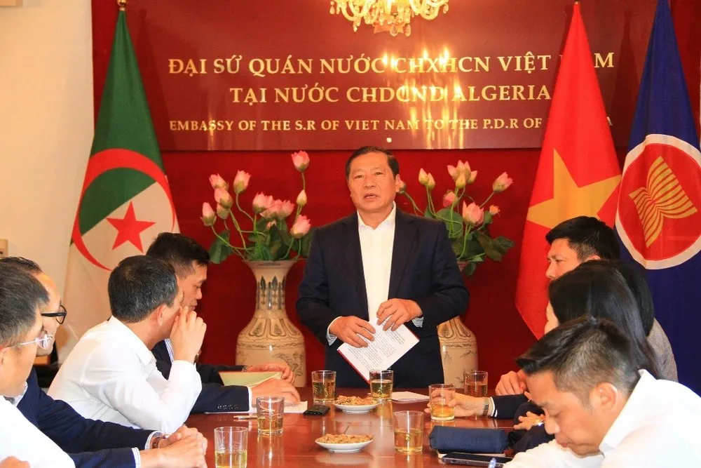 Đồng chí Lại Xuân Môn tại buổi làm việc với Chi bộ Đại sứ quán Việt Nam tại Algeria. (Ảnh: Trung Khánh/TTXVN) IMG_6226.jpeg
