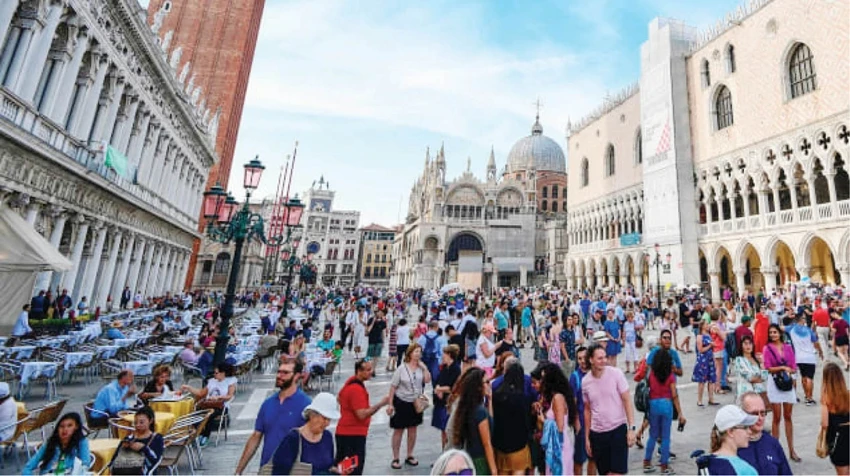 Rất đông du khách đổ xô đến Venice, Italy. Ảnh: CNN