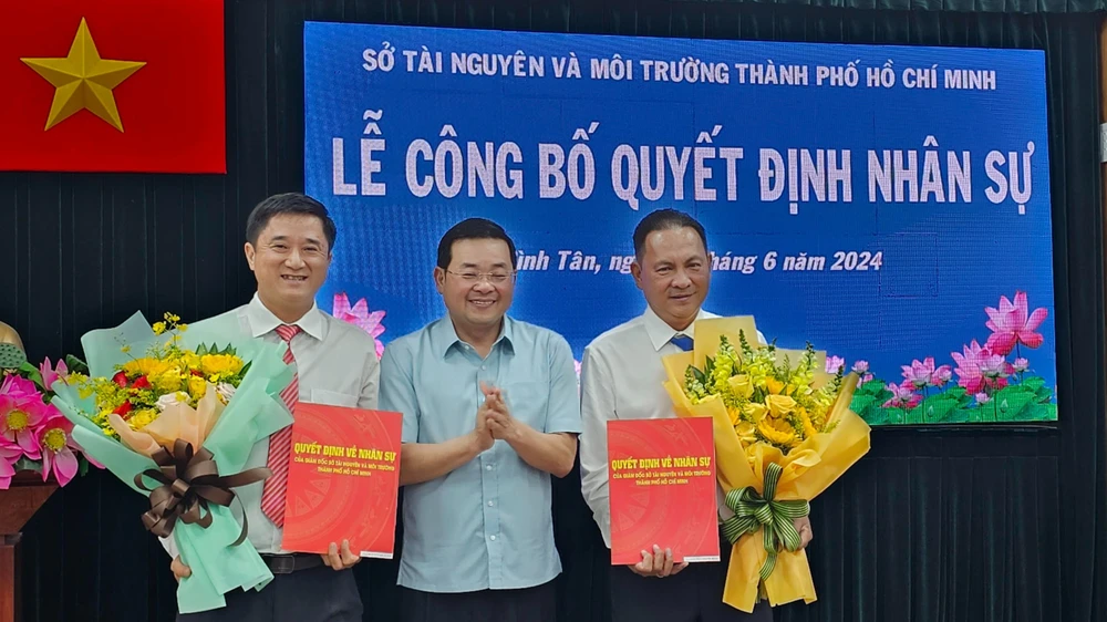 Giám đốc Sở TNMT Nguyễn Toàn Thắng trao quyết định cho ông Nguyễn Lê Tuân (trái) và Nguyễn Thanh Bình 