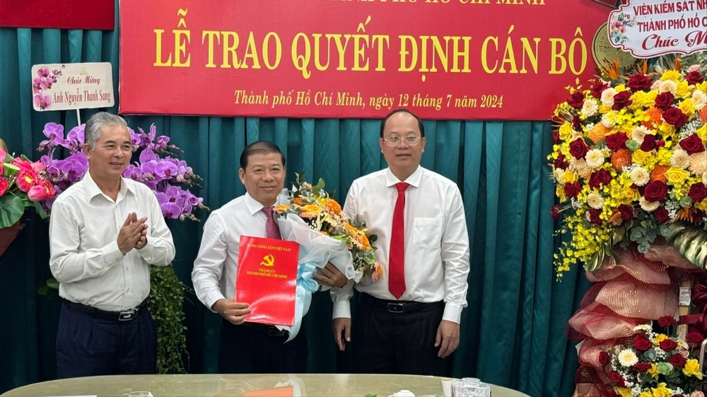 Đồng chí Nguyễn Hồ Hải và đồng chí Ngô Minh Châu chúc mừng tân Phó trưởng Ban Nội chính Thành ủy TPHCM Nguyễn Thanh Sang 12-7. 3.jpg
