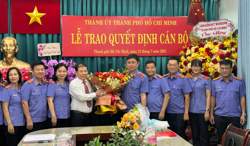 Các đồng chí Viện Kiểm sát nhân dân TPHCM chúc mừng đồng chí Nguyễn Thanh Sang nhận nhiệm vụ mới z5626556349018_60329066a324c4a00338a49b8ff43a0a.jpg
