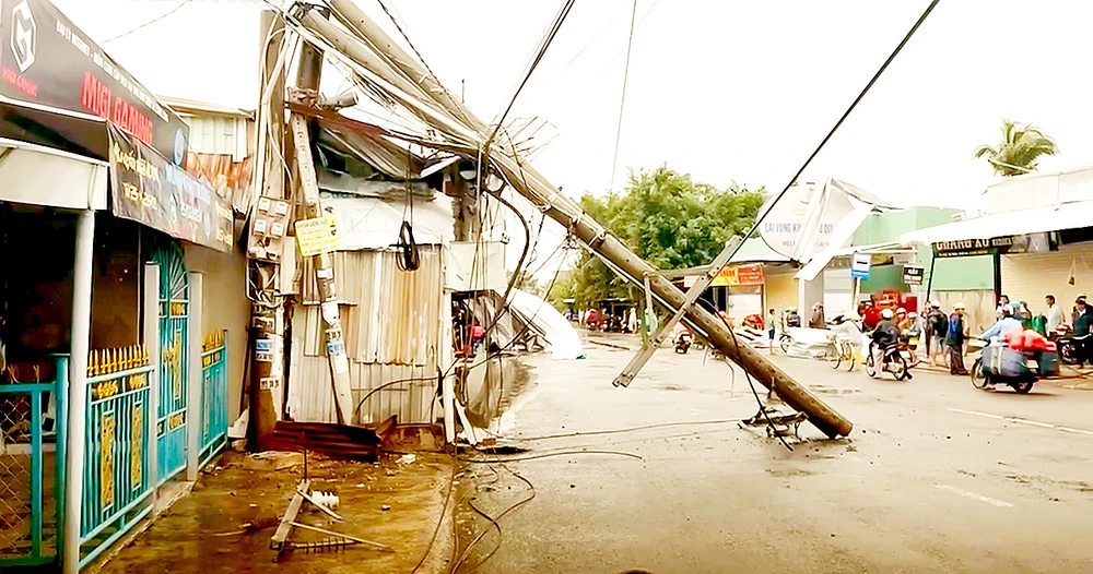 Lốc xoáy kèm mưa lớn làm gãy trụ điện, tốc mái nhiều căn nhà tại xã Phong Hòa, huyện Lai Vung