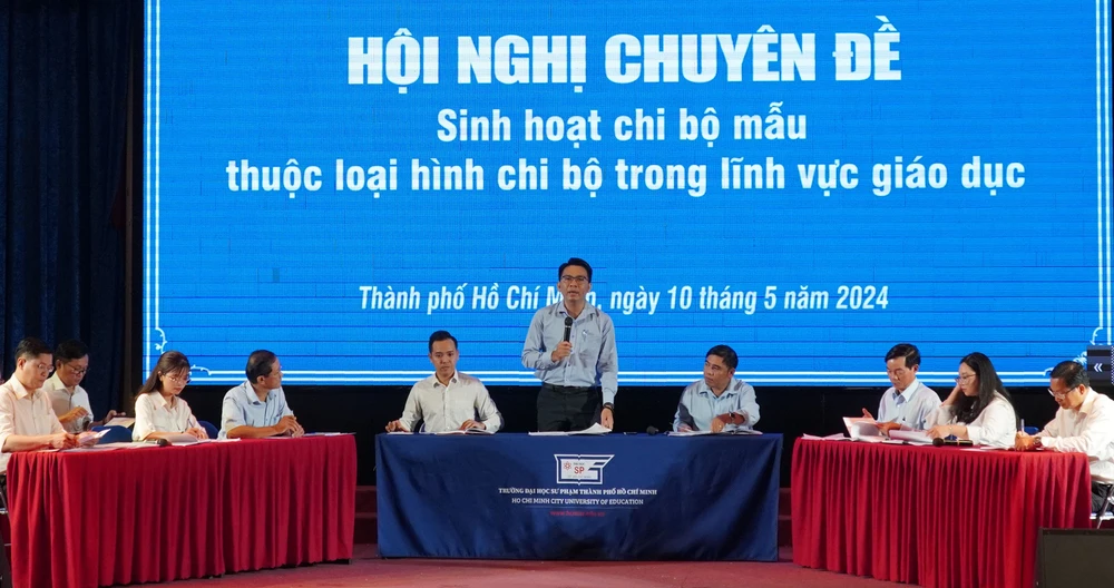 Sinh hoạt chi bộ mẫu thuộc loại hình chi bộ trong lĩnh vực giáo dục. Ảnh: PHƯƠNG UYÊN