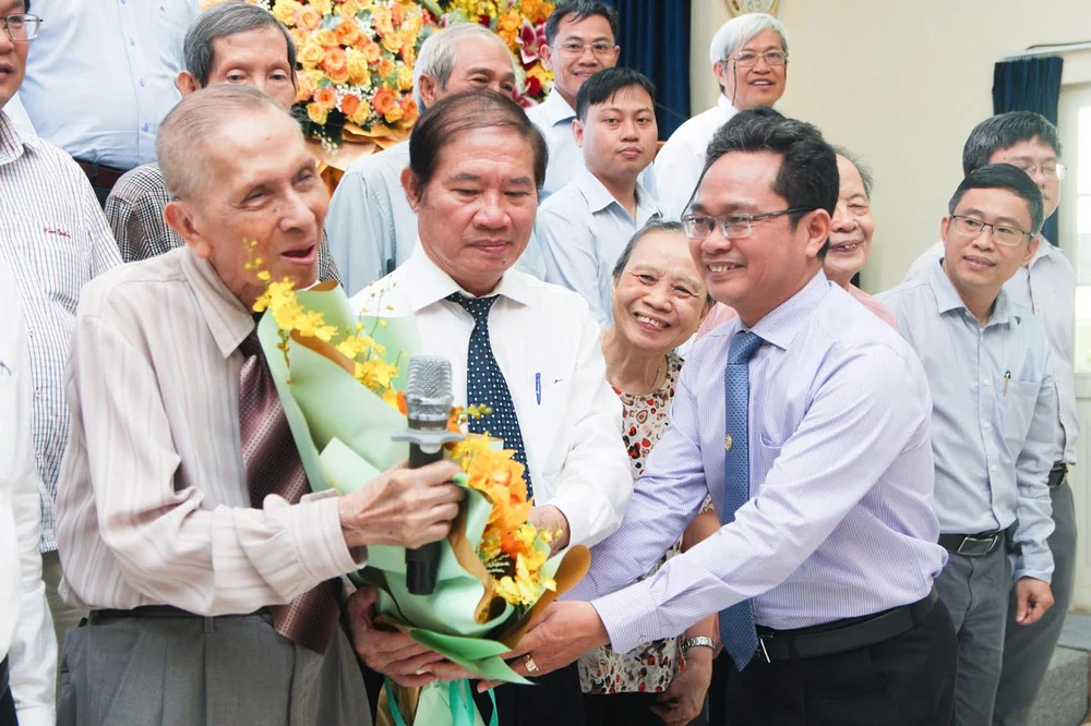 Ông Phạm Minh Tuấn, Phó Chủ tịch Ủy ban MTTQ Việt Nam TPHCM, tặng hoa GS-TS Chu Phạm Ngọc Sơn tại Đại hội đại biểu Hội Hóa học TPHCM lần thứ VII, nhiệm kỳ 2023-2028 diễn ra ngày 21-12-2023. Ảnh: BÍCH TY