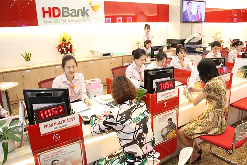 hách hàng giao dịch tại HDBank. Ảnh: MINH HUY