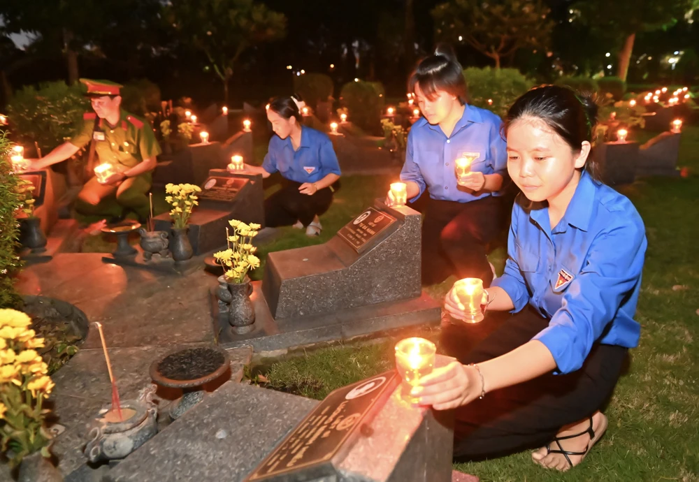 Tuổi trẻ TPHCM thắp nến tri ân Anh hùng liệt sĩ tại Nghĩa trang Liệt sĩ TPHCM. Ảnh: VIỆT DŨNG