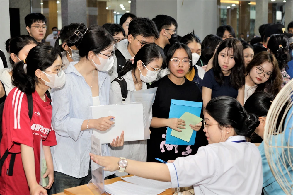 Tân sinh viên làm thủ tục nhập học tại Trường Đại học Công thương TPHCM