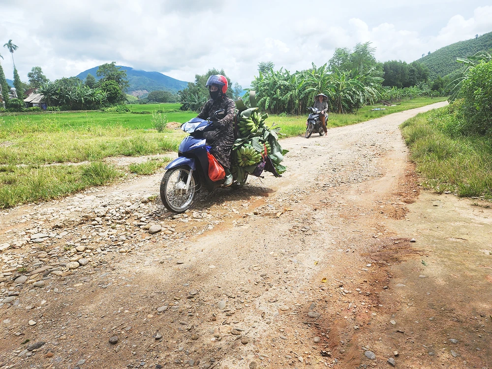 Người dân ở thôn Trung Lưu lưu thông khó khăn trên đường cứu hộ, cứu nạn đắp bằng đất thi công dang dở