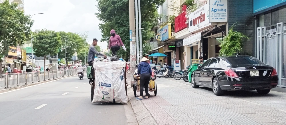 Một đơn vị thu gom rác dân lập thu gom rác thải sinh hoạt bỏ chung vào một thùng (trên đường Xô Viết Nghệ Tĩnh, quận Bình Thạnh, TPHCM) 