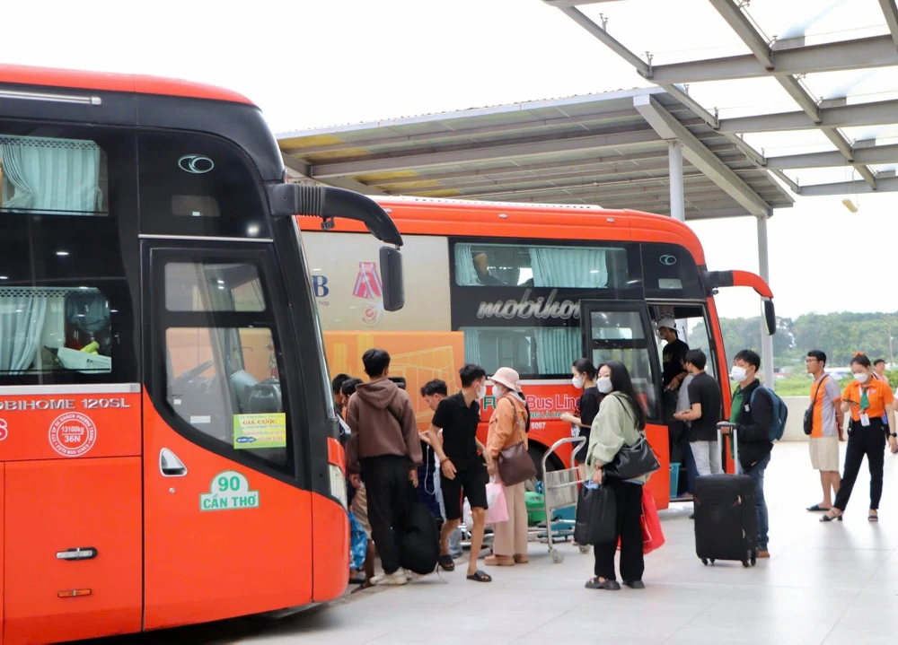 Hành khách được trung chuyển từ các quận trung tâm thành phố ra Bến xe Miền Đông mới (TP Thủ Đức, TPHCM). Ảnh: QUỐC HÙNG