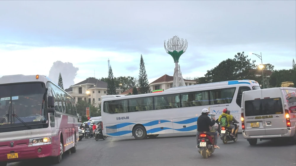 Các loại xe trên 29 chỗ sẽ không được lưu thông quanh hồ Xuân Hương, TP Đà Lạt từ 5 giờ đến 23 giờ các ngày trong tháng 12-2024