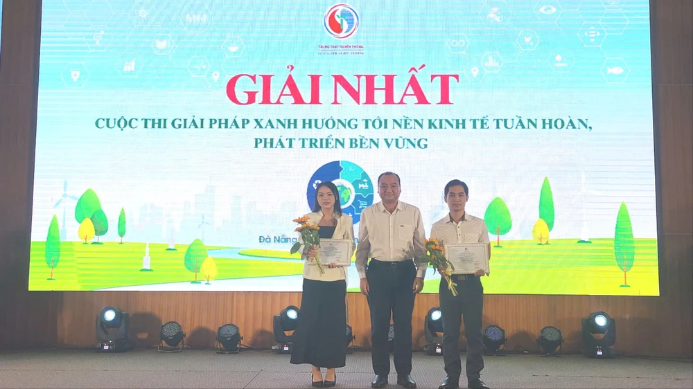 Ban tổ chức trao giải 2 ý tưởng đoạt giải Nhất đến từ TPHCM và tỉnh Phú Thọ. Ảnh: XUÂN QUỲNH