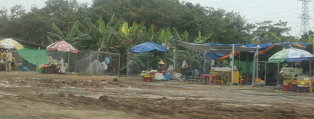 Họp chợ trên hành lang đường cao tốc