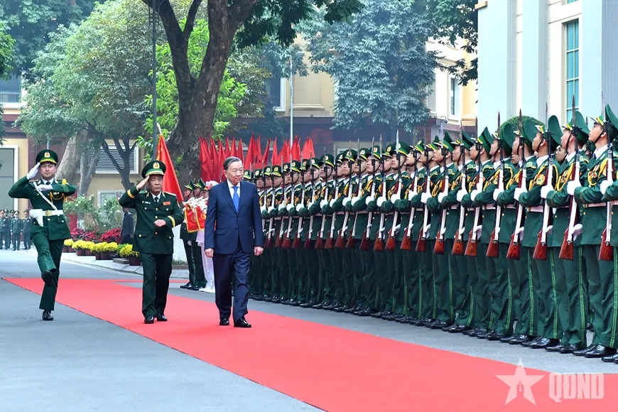 Tổng Bí thư Tô Lâm duyệt đội danh dự tại Bộ tư lệnh Bộ đội Biên phòng. Ảnh: Báo Quân đội Nhân dân TL1.jpg
